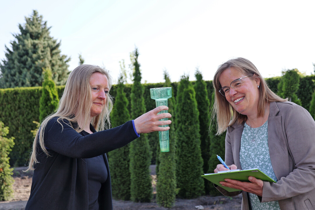 Die Projektmitarbeiterinnen Maren Hantelmann (links) und Christina Eilers (rechts) beim Ermitteln der Bewsserungsmengen.