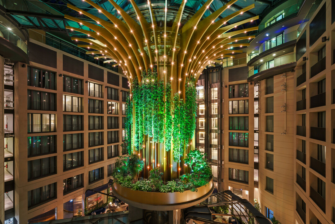 Nachts wird die Baumskulptur eindrucksvoll beleuchtet.