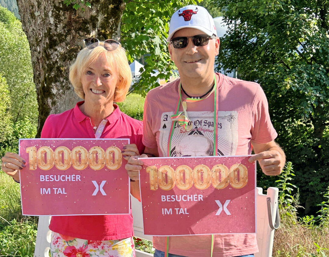 Geschftsfhrerin Cornelia Mhrlen mit dem 100.000. Besucher der Gartenschau - nach nur 27 Tagen wird der erste Besucherrekord aufgestellt.