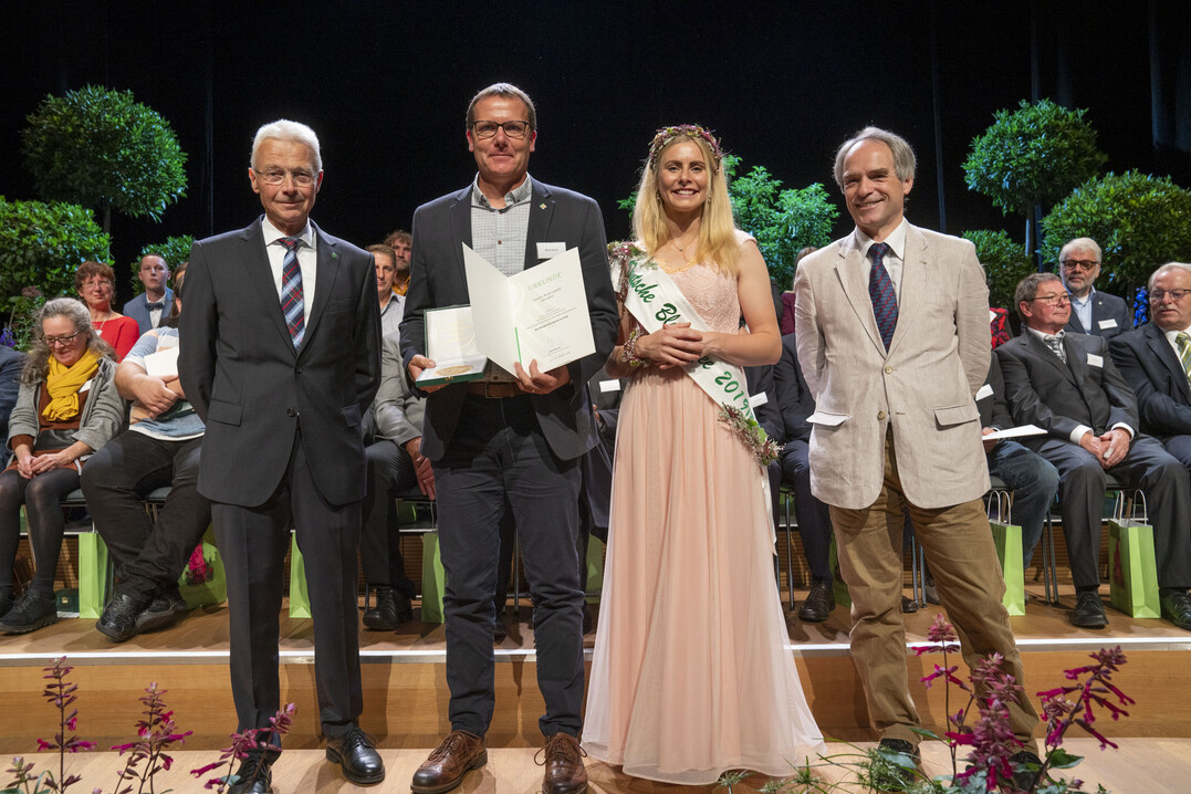 Der Ehrenpreis des Bundesministeriums fr Ernhrung und Landwirtschaft
im Bereich Stauden im Freiland- und Hallenwettbewerb fr hervorragende Leistungen in Gold wurde an Stauden Becker GmbH, Dinslaken verliehen. 
Den Preis nahm Martin Becker entgegen. 
