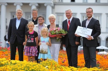 Von links: Jochen Sandner, Geschftsfhrer der Deutsche Bundesgartenschau-Gesellschaft,
BUGA-Geschftsfhrer Hanspeter Faas, Willi Muschhammer, Gretel Muschhammer, Oberbrgermeister
Prof. Dr. Joachim Hofmann-Gttig, Kai Schnaus von LPS Event Catering
GmbH sowie die Enkeltchter Gunda und Merle. 