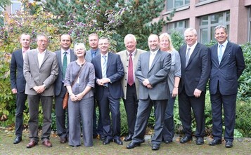 Neuer BG-Vorstand
(v.l.n.r): Torsten Reinhart,
Karl-Wilhelm Noltemeier,
Bernd Schrader, Jutta
Lehne, Andr Drenkberg,
Jrgen Mertz, Axel-Werner
Prkner, Herbert Hsgen,
Caroline Bruns-Prl, Egon
Schnoor, Arnd Spahn