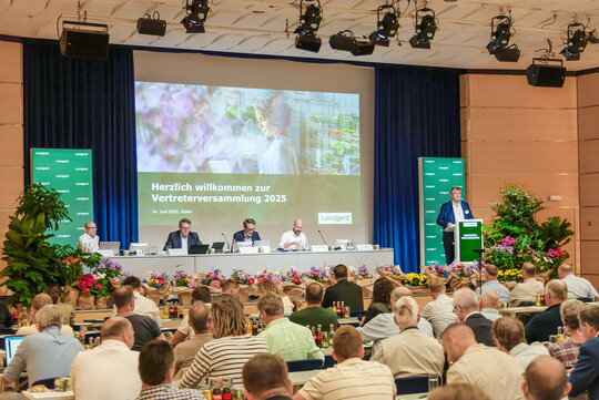Vertreterversammlung von Landgard. Auf dem Podium von links: Dr. Gunther Lehleiter (stellvertretendes Vorstandsmitglied der Landgard eG gemäß § 29 der Satzung), Dr. Carsten Nagel (CRO), Moritz-Christian Krannich (Vorstand Landgard eG), Dirk Schwichtenberg (stellvertretender Aufsichtsratsvorsitzender Landgard eG) und Bert Schmitz (Aufsichtsratsvorsitzender Landgard eG).