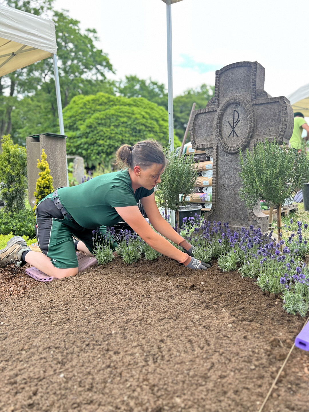 Mit Konzentration und Kreativitt bei der Arbeit: Yuna Kettner (Friedhofsgrtnerei Wittstock, Bonn) bringt die letzten Pflanzen in die Erde.