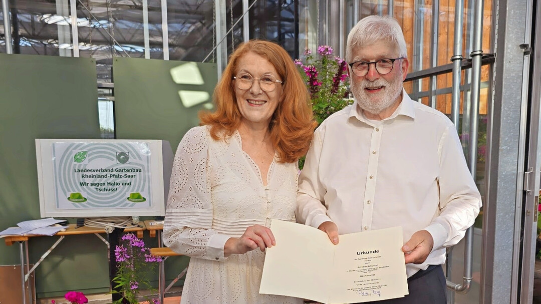 Umweltministerin Berg ernennt den scheidenden Prsidenten Gnther Schuster zum konomierat.