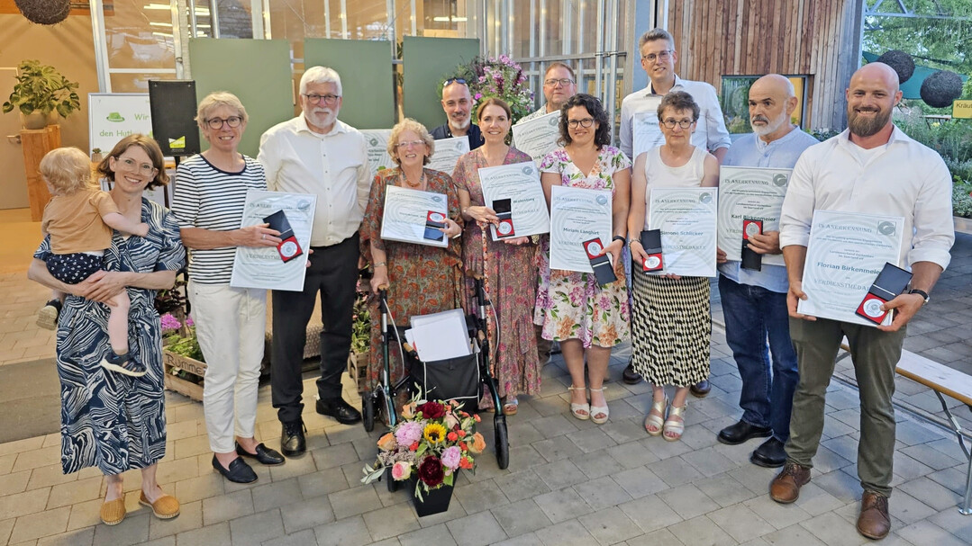 Whrend des HuT-Fests wurden bedeutende Ehrungen ausgesprochen, die die Verdienste herausragender Persnlichkeiten wrdigten. Von links: Katrin und Christine Wolf fr die Familie/Grtnerei Drrenbcher; konomierat Gnther Schuster; Susanne Storb, Geschftsfhrerin; Dirk Gouverneur, SaarGrtner; Josiane Walentiny, Fderation horticole luxembourgeoise/Synhortus; Jrg Nauerz, Vorstand; Miriam Langhirt, Vizeprsidentin; Andreas Loebke fr CoCocept; Simone Schlicker, Landwirtschaftskammer fr das Saarland; Karl Birkenmeier, Vorstand und Florian Birkenmeier, Vorstand.