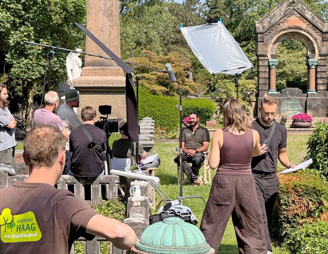 Und Action  erfolgreicher Start der Dreharbeiten zur Friedhofsgrtnerei.