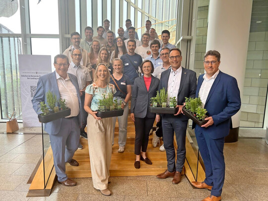 Politik trifft Praxis: Das Junge Netzwerk Gartenbau NRW im Düsseldorfer Landtag. 1. Reihe von links: Dietmar Brockes (FDP), Astrid Vogelheim (GRÜNE), LVG-Hauptgeschäftsführerin Christin Haack, Markus Höner (CDU) und René Schneider (SPD).