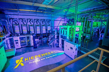 Mit einer Lichtinstallation machte das Unternehmen zur Jubilusmfeier am 26. Juni seine Geschichte und Identitt zu einem Erlebnis.