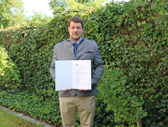 Dominik Frmann wurde am 1. Juli 2025 zum ffentlich bestellten Sachverstndigen fr Friedhofsgrtnerei vereidigt.