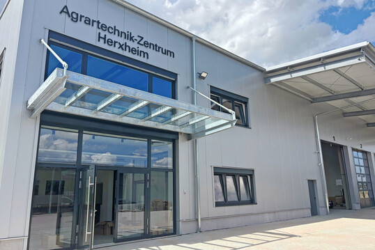 Der Eingang zum neuen RWZ-Agrartechnik-Zentrum in Herxheim.