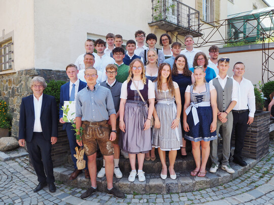 Vorsitzender Gerhard Six, Direktor Andreas Kovac und die Gartengestalter mit Klassenvorstand Helene Oysmller.