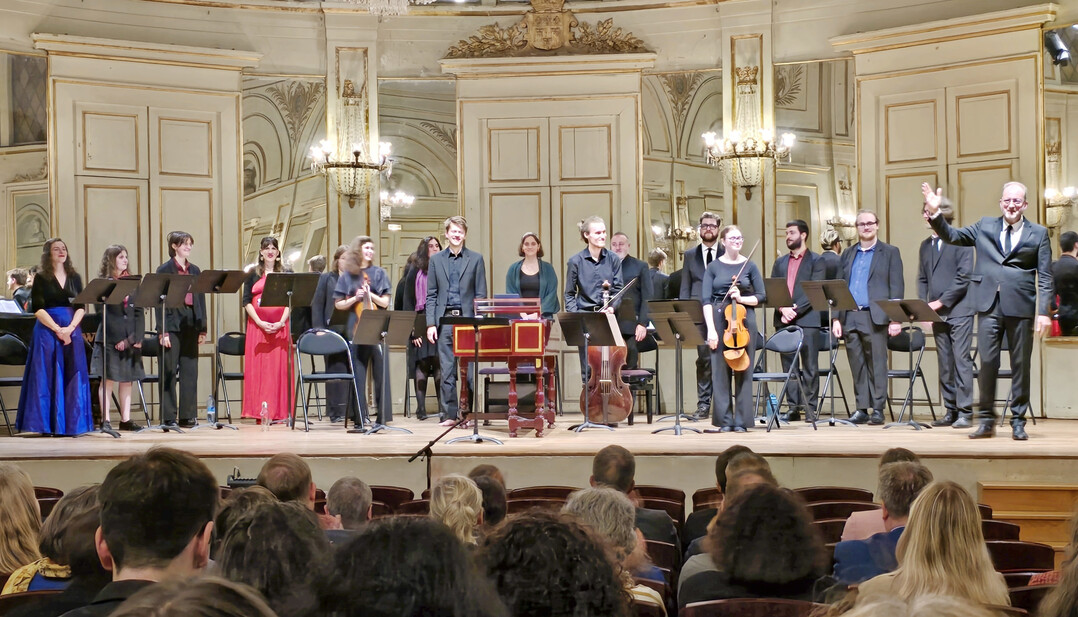 Zur Feier des Partnerschaftsjubilums am 14. Oktober 2024 gehrte ein abendliches Barock-Konzert im Salle de lInstitut dOrlans unter Leitung von Francois Bazola (rechts) mit Werken von Marc-Antoine Charpentier, Johann Sebastian Bach, Domenico Scarlatti, Georg Friedrich Hndel und Paolo Lorenzani. Ausfhrende waren junge Musiker von Bachs Erben Michaelstein, vom Ensemble Consonance und der lves du Conservatoire  Rayonnement Rgional Francis Poulenc de Tours.