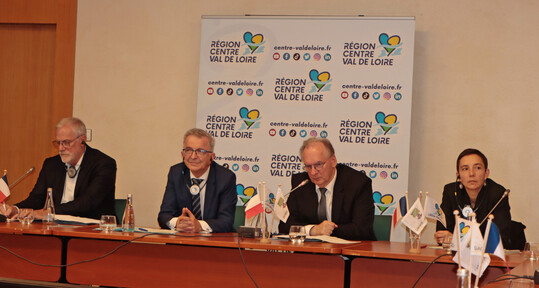 Bei der Pressekonferenz von links: Staatsminister Rainer Robra (Sachsen-Anhalt), Prsident Franois Bonneau (Centre-Val de Loire), Ministerprsident Reiner Haseloff (Sachsen-Anhalt) und Vizeprsidentin Delphine Benassy (Centre-Val de Loire).