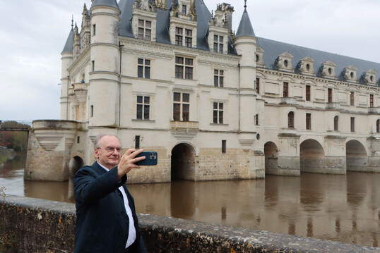 Das wre ein angemessener Amtssitz fr einen Ministerprsidenten, mag sich Sachsen-Anhalts Ministerprsident Reiner Haseloff bei seinem Selfie vor Schloss Chenonceau denken  zumal die Anlage einen Fluss berspannt und damit zwischen Ufern vermittelt, was immer auch groes politisches Anliegen ist.