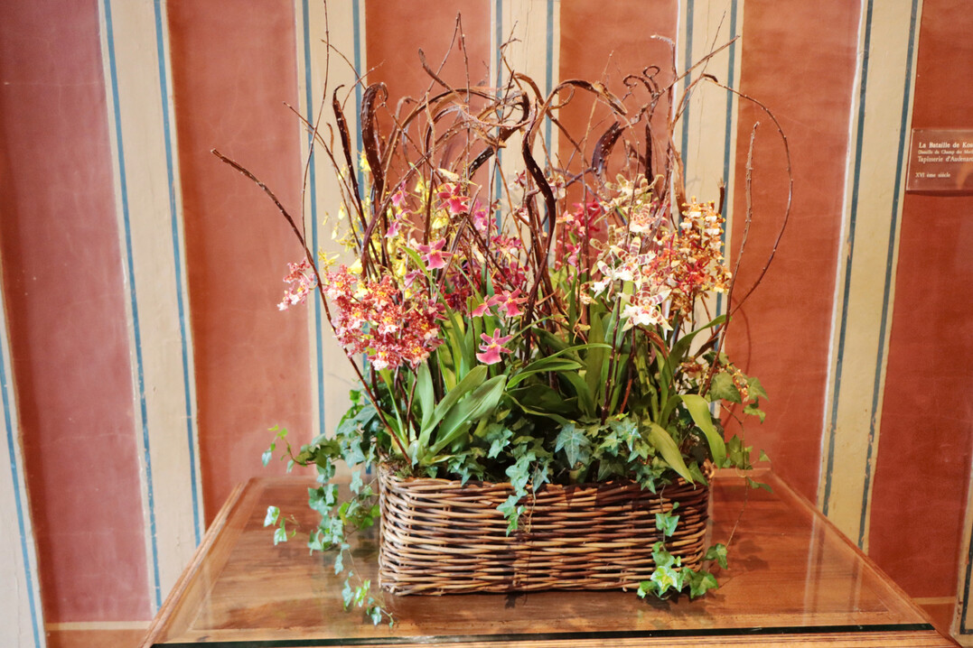 So wie sich drauen um das Schloss Gartenkunst findet, schmcken meisterliche floristische Arrangments die Innenrume.