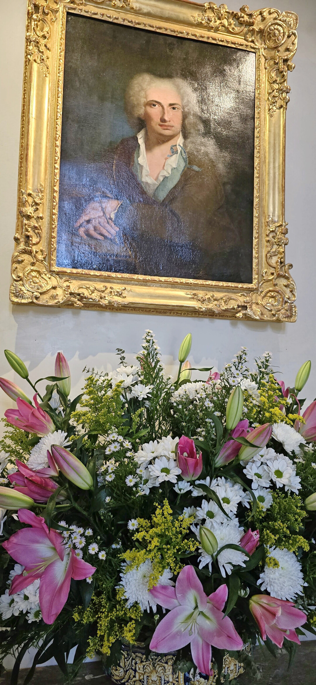 In den Innenrumen finden sich an vielen Stellen Blumen und Pflanzen.