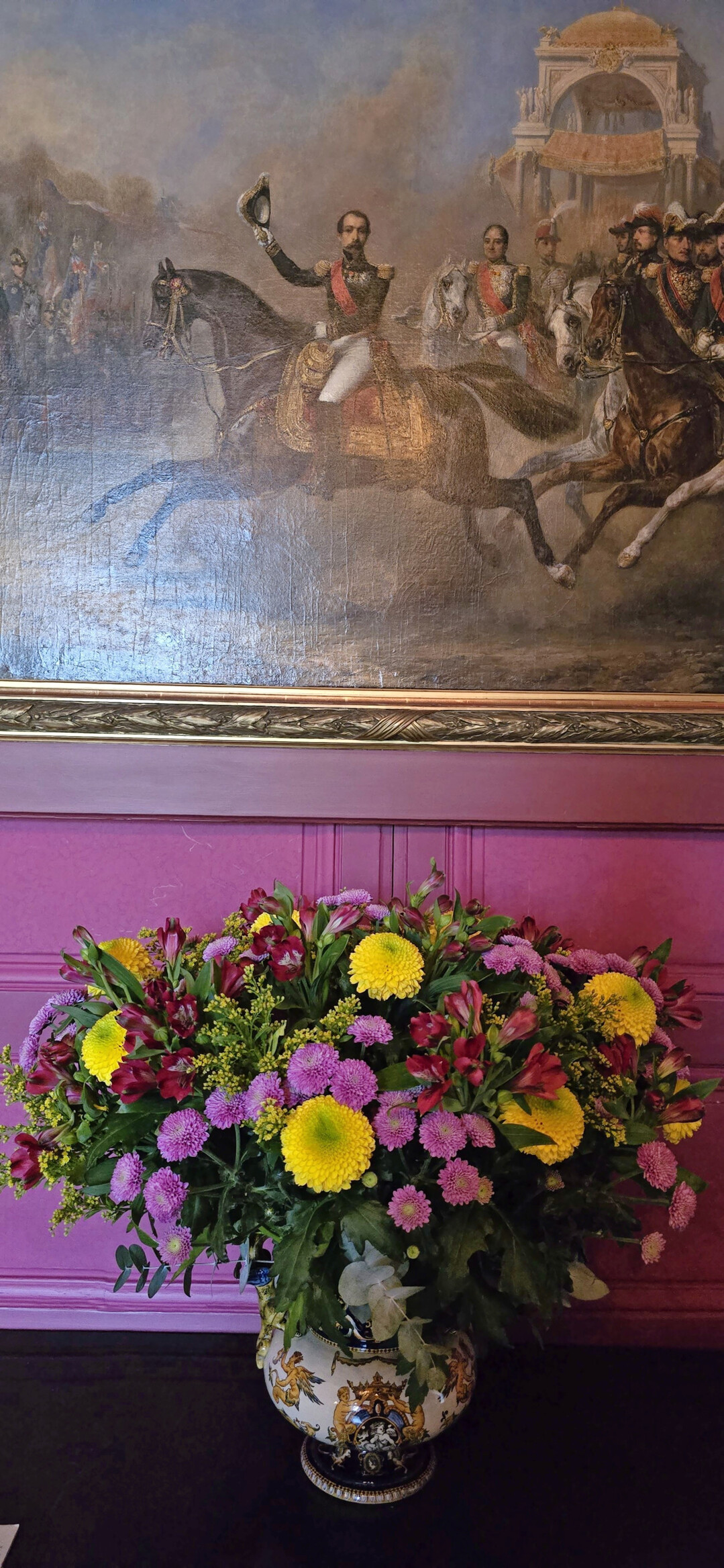 Opulente Strue vor Gemlden mit historischen Darstellungen.