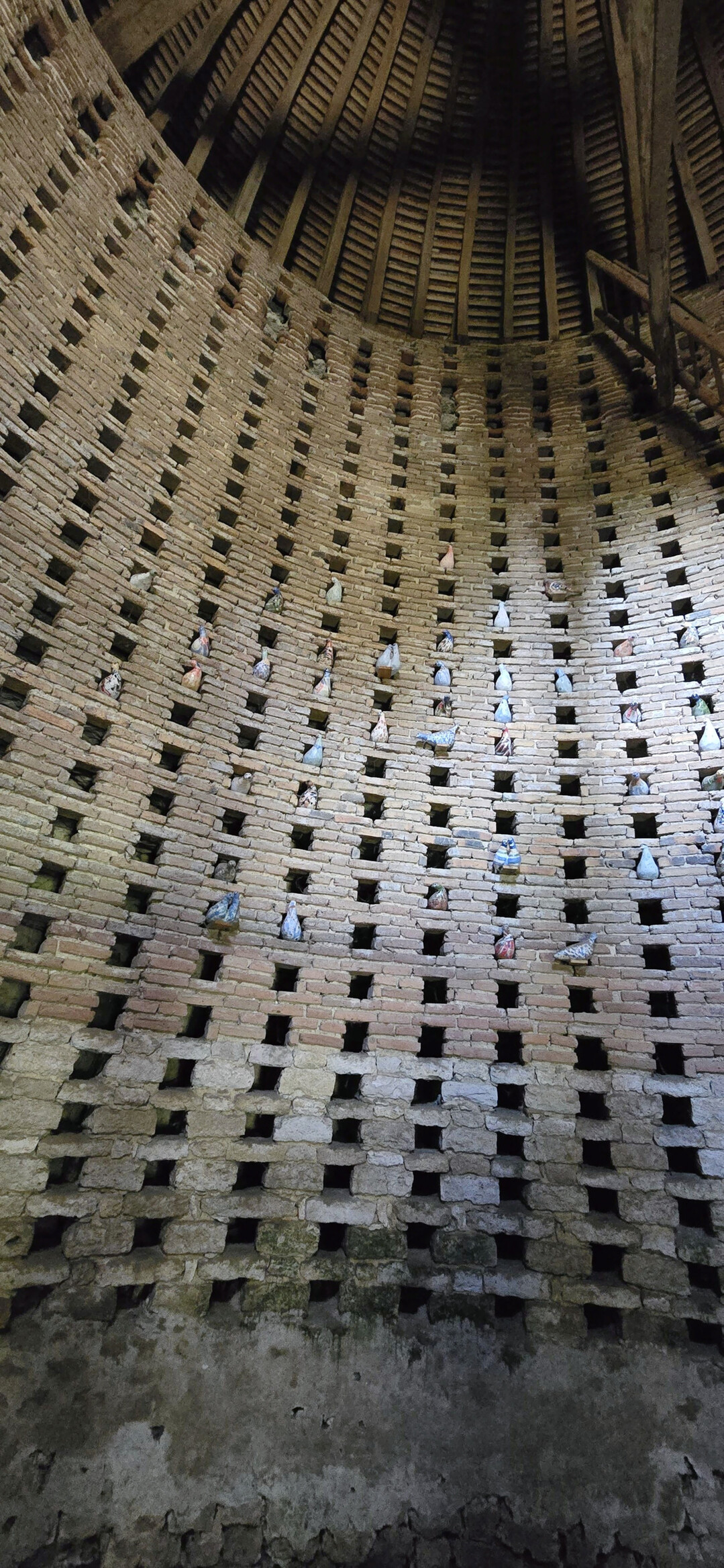 Beeindruckend ist das historische Taubenhaus mit groen Dimensionen.