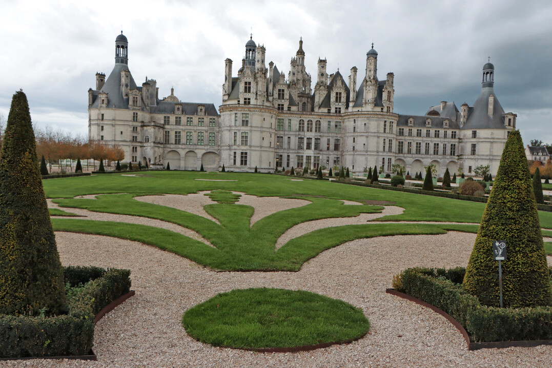 Blick ber die barocke Rasen-Ornamentik zur Nordfassade von Chambord.