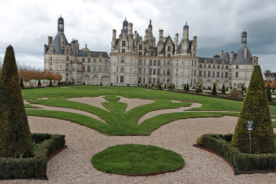 Blick ber die barocke Rasen-Ornamentik zur Nordfassade von Chambord.