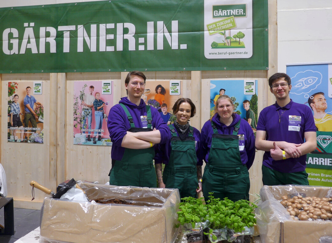 Von links: Roman Siebenbaum, Carolin Kubiak, Lena-Marie Walker und Tiziano Herzfeld haben sich bewusst fr die Ausbildung als Friedhofsgrtner entschieden  und sie nicht bereut.