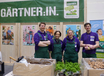 Von links: Roman Siebenbaum, Carolin Kubiak, Lena-Marie Walker und Tiziano Herzfeld haben sich bewusst für die Ausbildung als Friedhofsgärtner entschieden – und sie nicht bereut.
