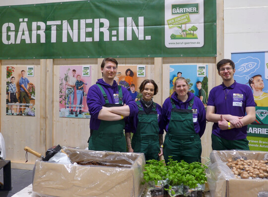 Von links: Roman Siebenbaum, Carolin Kubiak, Lena-Marie Walker und Tiziano Herzfeld haben sich bewusst fr die Ausbildung als Friedhofsgrtner entschieden  und sie nicht bereut.