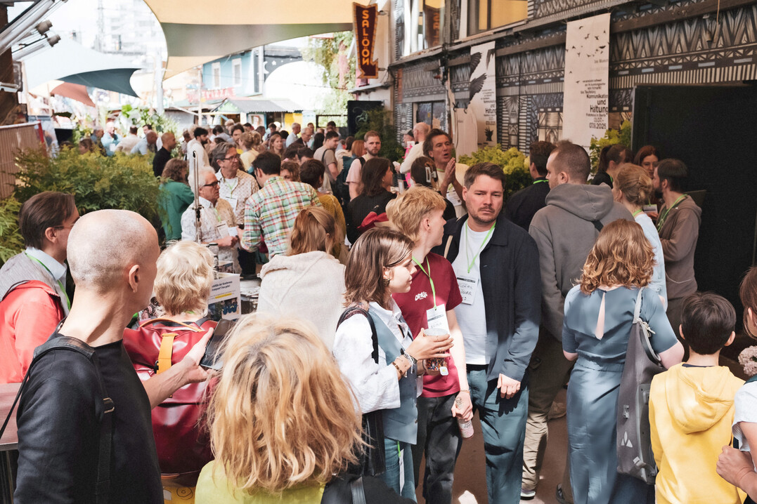 350 Teilnehmende aus ganz Deutschland und darber hinaus kamen im Holzmarkt 25 in Berlin zusammen, um die erste Urban Utopia Conference zu erleben.