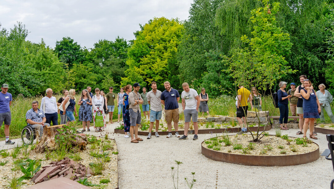 Studierende der Fachschule planten und bauten gemeinsam mit ihrer Fachlehrerin Mieke Bellingrodt einen Garten, in dem nahezu ausnahmslos heimische Wildpflanzen wachsen.