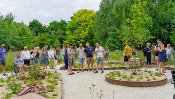 Studierende der Fachschule planten und bauten gemeinsam mit ihrer Fachlehrerin Mieke Bellingrodt einen Garten, in dem nahezu ausnahmslos heimische Wildpflanzen wachsen.