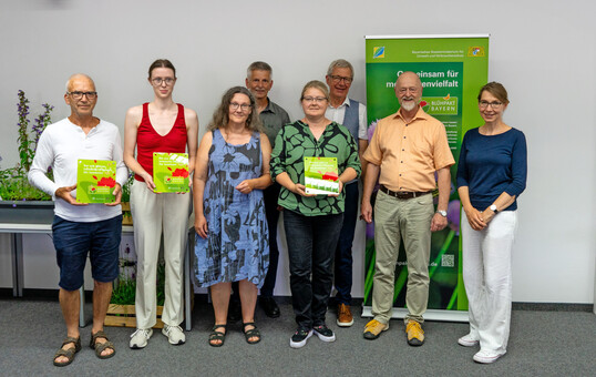 Bei uns gibt es heimische Pflanzen fr Insekten!  drei weitere Grtnereien erhielten die Blhpakt-Plakette bei der Informationsveranstaltung.