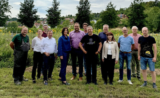Von links: Carsten Gloria (Vizeprsident Landesverband Gartenbau Thringen), Beate Kber-Fleck (Hauptgeschftsfhrerin Thringer Bauernverband), Andreas Claus (Prsident Weinbauverband Saale-Unstrut), Dr. Klaus Wagner (Prsident Thringer Bauernverband), Colette Boos-John (Thringens Landwirtschaftsministerin), Marcus Malsch (Staatssekretr im Thringer Landwirtschaftsministerium), Thomas Unger (Thringer Landwirtschaftsministerium), Ulrich Haage (Prsident Landesverband Gartenbau Thringen), RA Martin Hirschmann (Thringer Bauernverband), Anne Buhlau (Thringer Landwirtschaftsministerium), Volker Rnigk (BdB Landesverband Thringen) Joachim Lissner (Geschftsfhrer Landesverband Gartenbau Thringen), Wilhelm Schfer (Vorsitzender der Fachgruppe Obstbau im Landesverband Gartenbau Thringen).