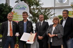 Den Ehrenpreis der Landwirtschaftskammer Niedersachsen erhielt die Gärtnerei Becker aus
Bad Salzschlirf für ein Sortiment von ausgefallenen Solitär-Kübelpflanzen in sehr guter Qualität.
Verliehen wurde der Preis von: Rainer Berger (links), der Ausstellungsbevollmächtigte
der DBG, Jürgen Mertz (3.v.l.), Vizepräsident des Zentralverbandes Gartenbau und Vorsitzender
des Hessischen Landesverbandes, Dr. Anna Runzheimer vom hessischen Ministerium
für Umwelt, Energie, Landwirtschaft und Verbraucherschutz und von BUGAGeschäftsführer
Hans-Peter Faas (rechts).