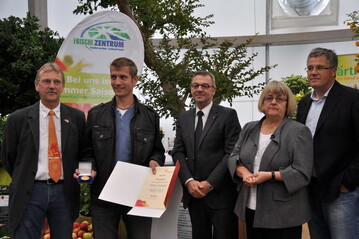 Den Ehrenpreis der Landwirtschaftskammer Niedersachsen erhielt die Grtnerei Becker aus
Bad Salzschlirf fr ein Sortiment von ausgefallenen Solitr-Kbelpflanzen in sehr guter Qualitt.
Verliehen wurde der Preis von: Rainer Berger (links), der Ausstellungsbevollmchtigte
der DBG, Jrgen Mertz (3.v.l.), Vizeprsident des Zentralverbandes Gartenbau und Vorsitzender
des Hessischen Landesverbandes, Dr. Anna Runzheimer vom hessischen Ministerium
fr Umwelt, Energie, Landwirtschaft und Verbraucherschutz und von BUGAGeschftsfhrer
Hans-Peter Faas (rechts).