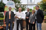 Nachträgliche eine Große Goldmedaille der DBG erhielt Bert von der Forst (2. von links) vom
Expo-Team aus Gallinchen für die Standgestaltung bei der Bonsai-Hallenschau. Verliehen
wurde der Preis von: Rainer Berger (links), der Ausstellungsbevollmächtigte der DBG, Jürgen
Mertz (Mitte), Vizepräsident des Zentralverbandes Gartenbau und Vorsitzender des
Hessischen Landesverbandes, Dr. Anna Runzheimer vom hessischen Ministerium für Umwelt,
Energie, Landwirtschaft und Verbraucherschutz und von BUGA-Geschäftsführer Hans-
Peter Faas.