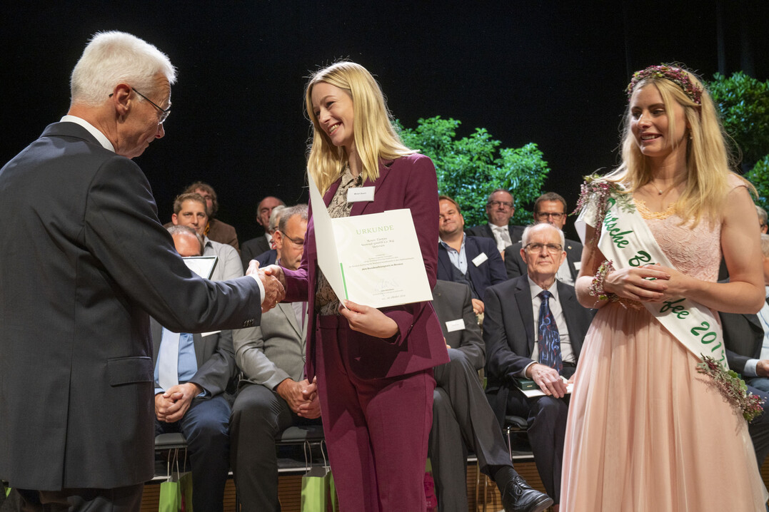 Der Ehrenpreis des Bundesministeriums fr Ernhrung und Landwirtschaft
im Neuheitenwettbewerb in den Freiland- und Hallenschauen fr hervorragende Leistungen in Bronze wurde an Rosen Tantau Vertrieb GmbH Co. KG, Uetersen
verliehen. Stellvertretend nahm den Preis Miriam Busch entgegen. 	

