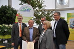 Die Firma Gartenbau Haller aus Bürstadt wurde mit dem Ehrenpreis des Hessischen Ministeriums
für Umwelt, Energie, Landwirtschaft und Verbraucherschutz für ein umfangreiches
Kräutersortiment in ausgezeichneter Qualität ausgezeichnet. Verliehen wurde der Preis von:
Rainer Berger (links), der Ausstellungsbevollmächtigte der DBG, Jürgen Mertz (3.v.l.), Vizepräsident
des Zentralverbandes Gartenbau und Vorsitzender des Hessischen Landesverbandes,
Dr. Anna Runzheimer vom hessischen Ministerium für Umwelt, Energie, Landwirtschaft
und Verbraucherschutz und von BUGA-Geschäftsführer Hans-Peter Faas (rechts).
