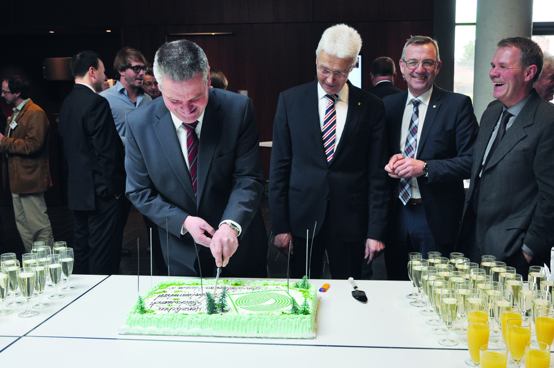 Anschnitt Torte zum Festakt der Verschmelzung. v.l.n.r.: Gerhard Hugenschmidt, Präsident, Hartmut Weimann, Vizepräsident, Jürgen Mertz, Vizepräsident, Berthold Klumpen, Vizepräsident und Schatzmeister