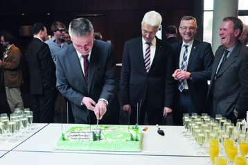 Anschnitt Torte zum Festakt der Verschmelzung. v.l.n.r.: Gerhard Hugenschmidt, Prsident, Hartmut Weimann, Vizeprsident, Jrgen Mertz, Vizeprsident, Berthold Klumpen, Vizeprsident und Schatzmeister