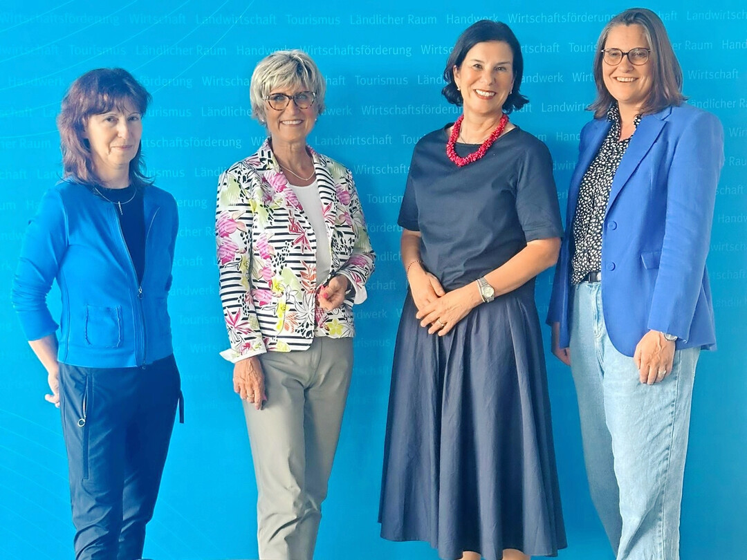 Zu Besuch im Thringer Ministerium fr Wirtschaft, Landwirtschaft & Lndlichen Raum - von links: Anne Buhlau (Referatsleiterin Pflanzliche Erzeugung und Markt, kologischer Landbau), ZVG-Prsidentin Eva Khler-Theuerkauf, Ministerin Colette Boos-John und Ulrike Richter (Stiftung Deutsches Gartenbaumuseum Erfurt).