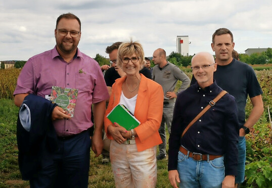 Von links: Staatssekretr Marcus Malsch, ZVG-Prsidentin Eva Khler-Theuerkauf, Dr. Gerd Reidenbach, Thringer Lehr- und Versuchszentrum fr Gartenbau und Udo Lindenlaub, Regionalprsident im Fachverband Garten-, Landschafts- und Sportplatzbau Hessen-Thringen bei Rose Saatzucht Erfurt.
