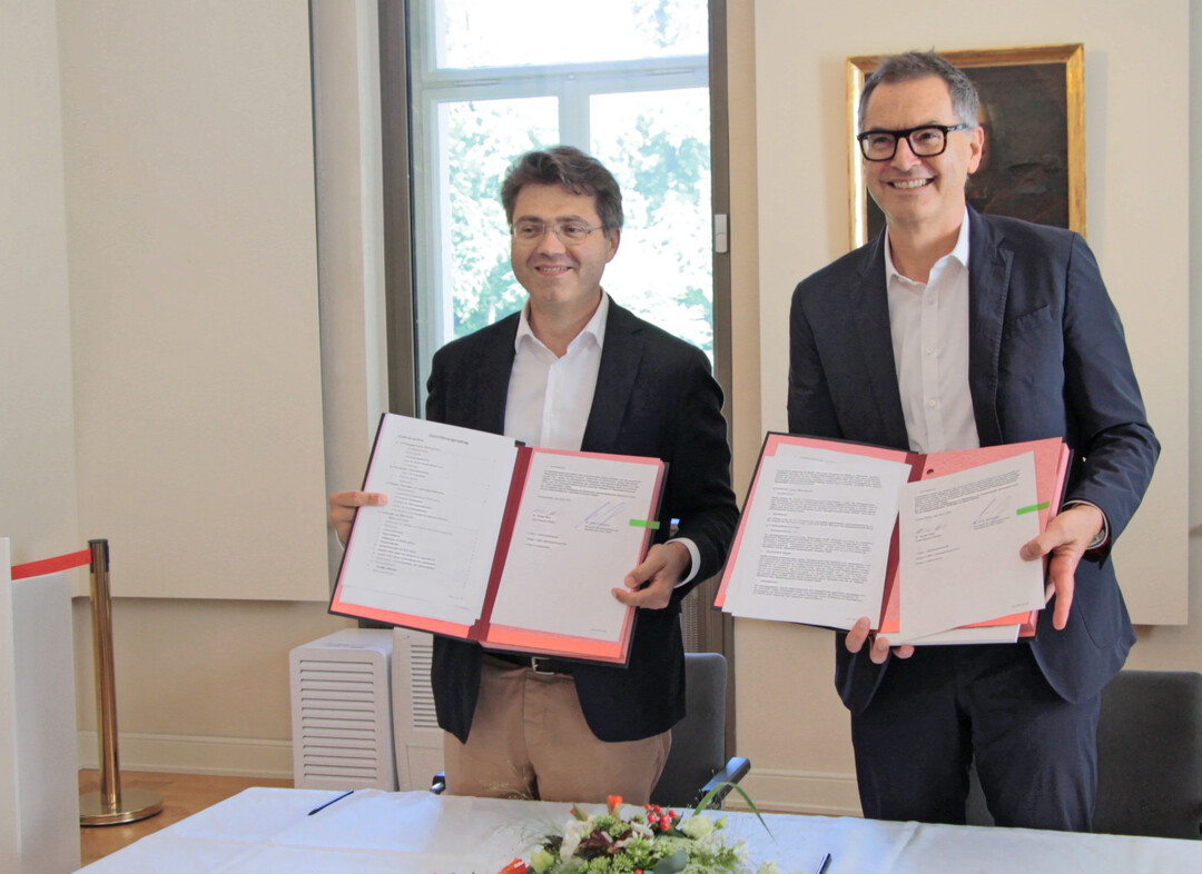 DBG-Geschftsfhrer Dr. Achim Schloemer (rechts) und Oberbrgermeister Robert Reck bei der Vertragsunterzeichnung.