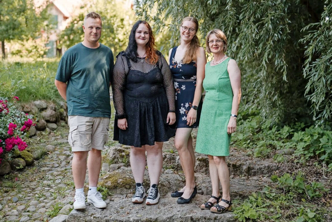 Zu sehen sind die drei Jahrgangsbesten im Zierpflanzenbau 2025. Von links: Nico Helmke, Betriebe Torsten Helmke und Gartenbau Eggers, Tamina Wiese, Blumen-Zentrum Hoppe, und Clara Glhe, Gartenbau Eggers, sowie Lehrerin Cordula Niemann von der Georgsanstalt (BBS).