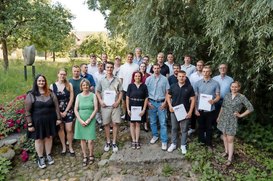 Gruppenfoto mit Lehrkrften: Zu sehen sind die zur Freisprechung erschienen neuen Grtnerinnen und Grtner sowie die Lehrkrfte der BBS und Lynn Schlichting vom VGL Niedersachsen-Bremen.