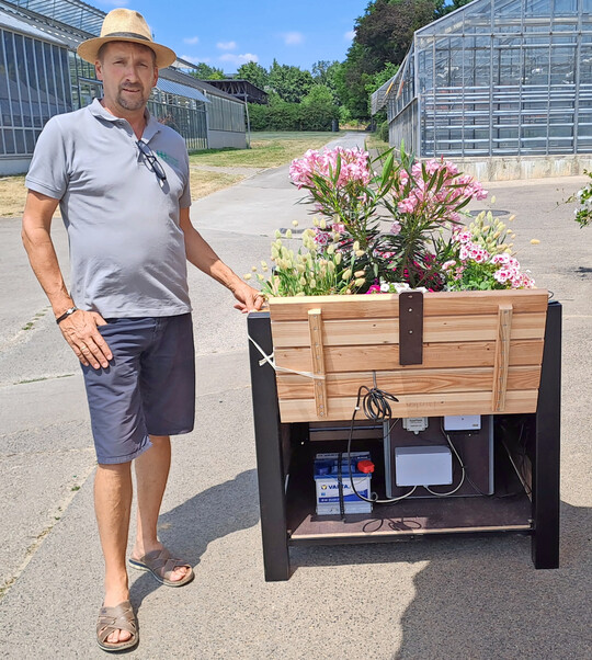 Wolfgang Huchler stellte das Tischhochbeet für Kommunen vor. Es verfügt über ein automatisches Bewässerungssystem.