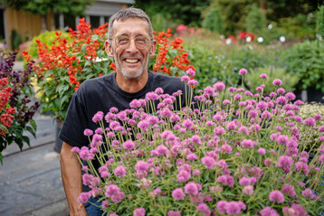 Rainer Koch von der LVG Heidelberg begeistert sich für die Vielfalt auf dem Sortenprüffeld.