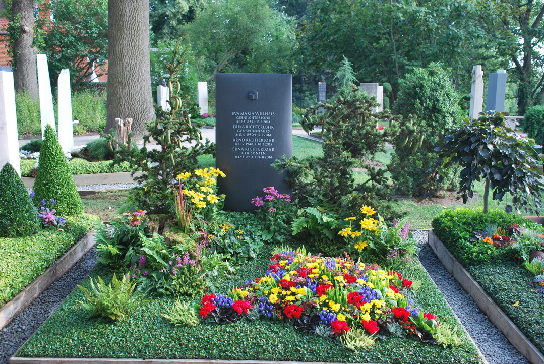 Ausstellergemeinschaft Ellinger/Haag, Stuttgart, Ehrenpreis der Treuhandstelle fr Dauergrabpflege Hessen-Thringen fr die beste Ausstellergemeinschaft im Bereich Grabgestaltung und Denkmal auf der BUGA 2015 Havelregion 