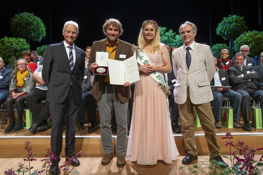 Der Ehrenpreis des Bundesministeriums fr Ernhrung und Landwirtschaft
im Neuheitenwettbewerb in den Freiland- und Hallenschauen fr hervorragende Leistungen in Silber wurde an W. Kordes" Shne - Rosenschulen GmbH & Co. KG aus Klein Offenseth-Sparrieshoop verliehen.	Thomas Proll nahm den Preis entgegen. Der Ehrenpreis des Bundesministeriums fr Ernhrung und Landwirtschaft
im Neuheitenwettbewerb in den Freiland- und Hallenschauen verliehen fr hervorragende Leistungen in Gold wurde an Peter"s Grtnerei, Micheldorf (sterreich) verliehen. Der Teilnehmer konnte nicht anreisen. 

Die Ehrenpreise des Bundesministeriums fr Ernhrung und Landwirtschaft
im Bereich Blhende Topfpflanzen, Grnpflanzen und andere Klassen als Einzelaussteller im Hallenschauwettbewerb
fr hervorragende Leistungen in Bronze wurden an die Bonsai Werkstatt, Inh. Werner M. Busch aus  Dsseldorf verliehen. Der Preistrger konnte nicht zur Verleihung kommen. 

In der gleichen Kategorie ging der Ehrenpreis in Silber an
Orchideengarten Karge, Inh. Marei Karge-Liphard, Dahlenburg. Die Preistrgerin konnte nicht zur Verleihung kommen. 
