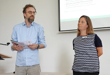 Der Sommerblumentag 2025 der Landwirtschaftskammer Schleswig-Holstein (SH) in Ellerhoop fand in Zusammenarbeit mit dem Netzwerk kolandbau SH der Landesvereinigung kologischer Landbau SH und Hamburg (LV) statt, im Bild Jan-Peter Beese, Leiter Gartenbauzentrum Ellerhoop, und Nina Frhlich, LV.